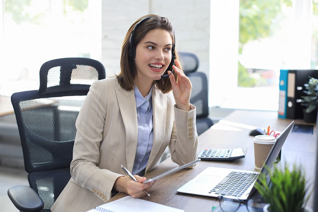 Exato specialist ready to help